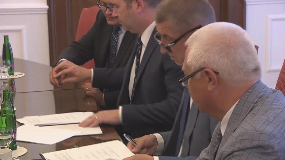 ANO a ČSSD podepsaly koaliční smlouvu