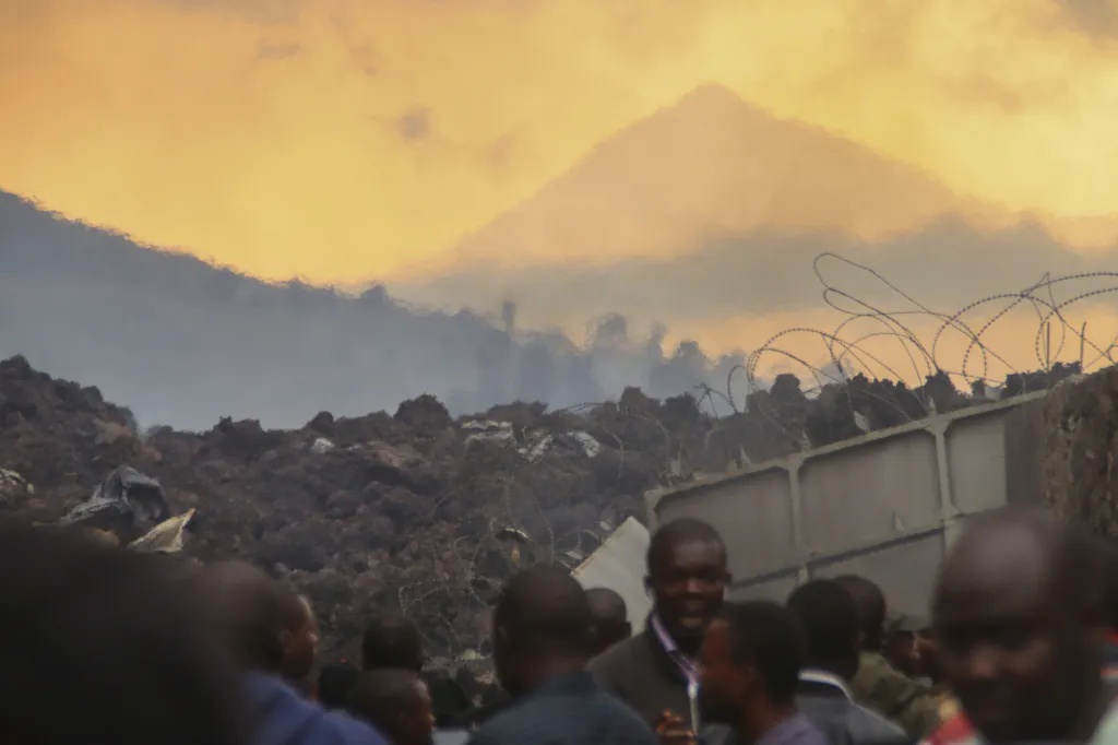 Po výbuchu konžské sopky Nyiragongo prchaly tisíce lidí z města Goma směrem k hranicím se sousední Rwandou