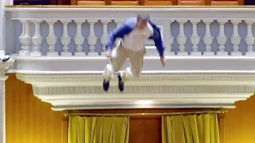 Adrian Sobaru skáče z balkonu v parlamentu