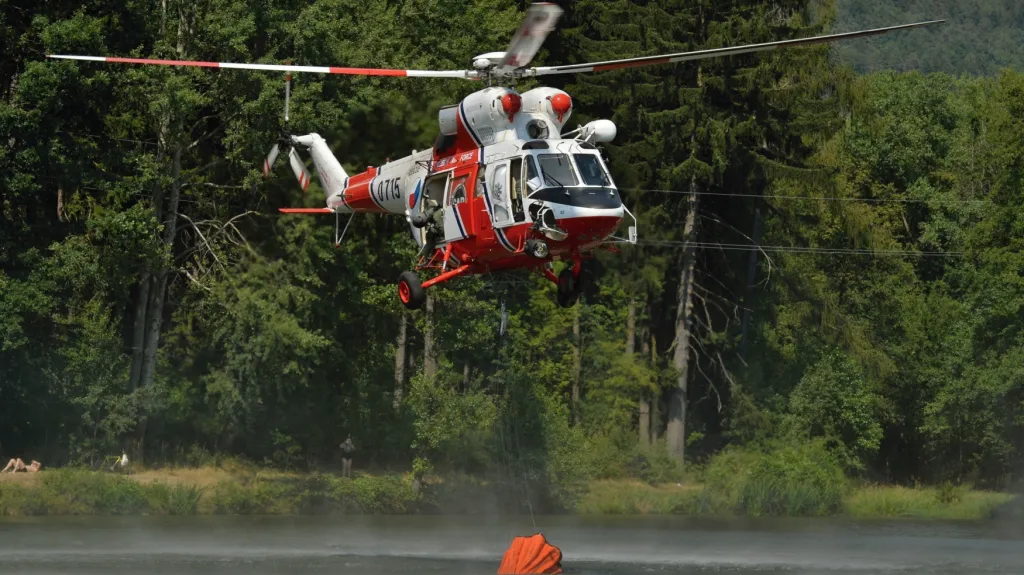 Armádní vrtulník s bambivakem pomáhá hasit požáry