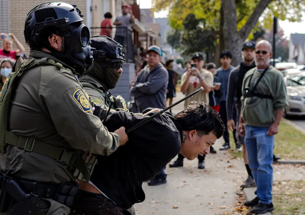 Střet americké federální policie se členy komunity po zadržení muže v Chicagu