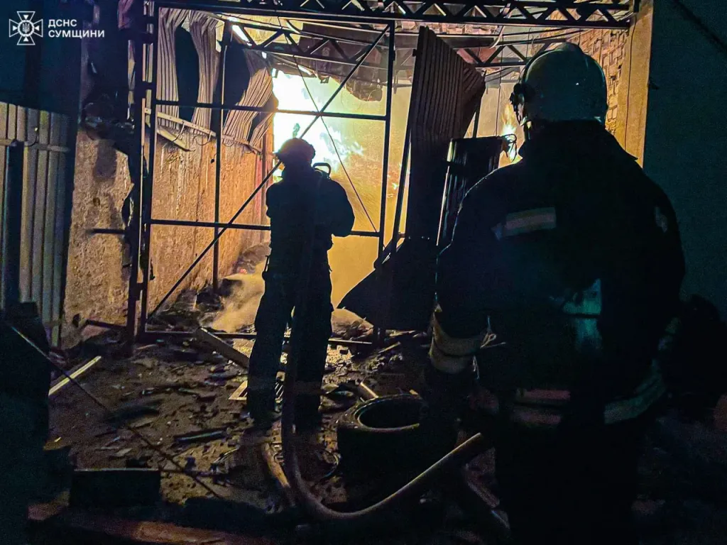 Ukrajinští hasiči bojovali s požárem po ruském útoku v Sumské oblasti