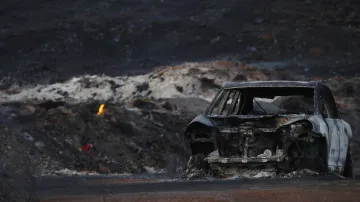 Po požárech zůstala na jihu Kalifornie vyhořelá auta