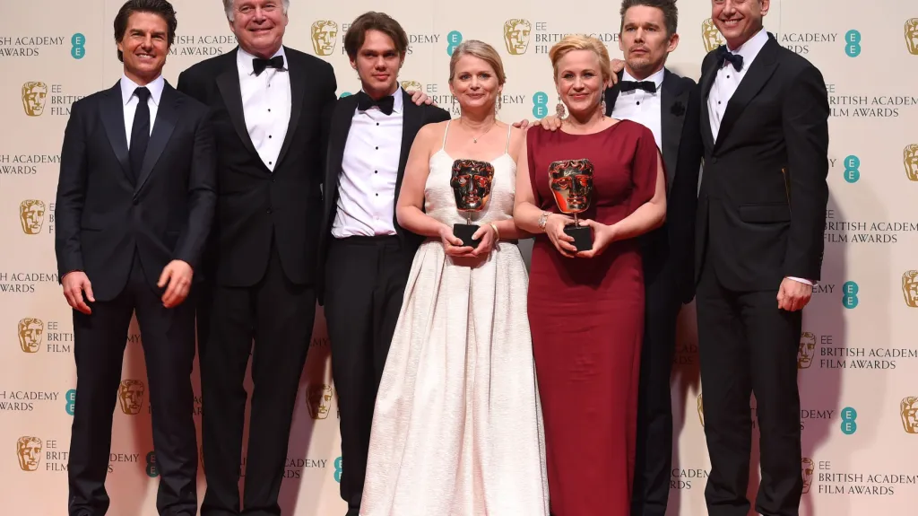 Tom Cruise s tvůrci a herci filmu Chlapectví