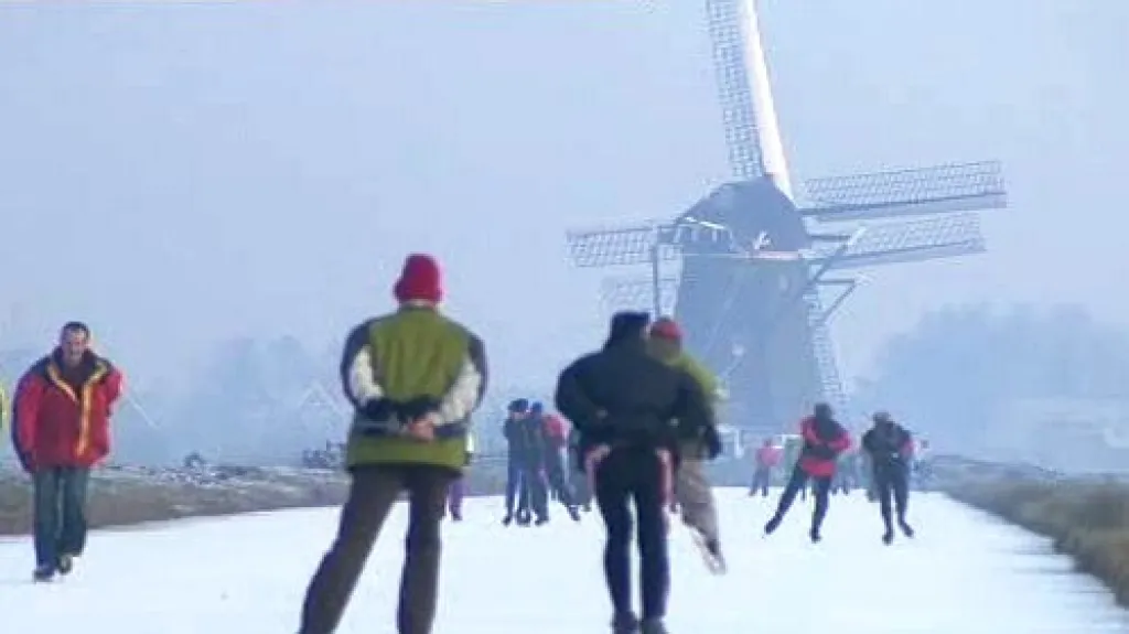 Nizozemci bruslí na zamrzlých vodních kanálech