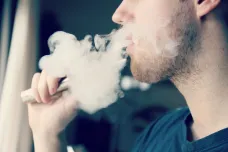 Užívání e-cigaret může mladistvé přivést ke klasickému kouření, varují vědci
