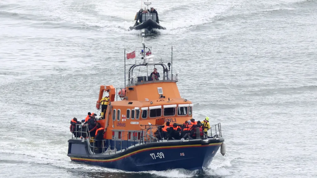 Loď s migranty poblíž britského přístavního města Dover