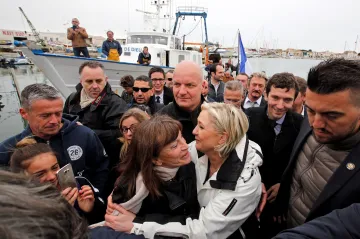 Macronova podpora klesla pod 60 procent, polovina Francouzů si více cení kampaně Le Penové