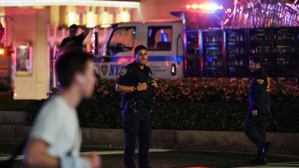 Policisté poblíž místa hlášené střelby na Manhattanu