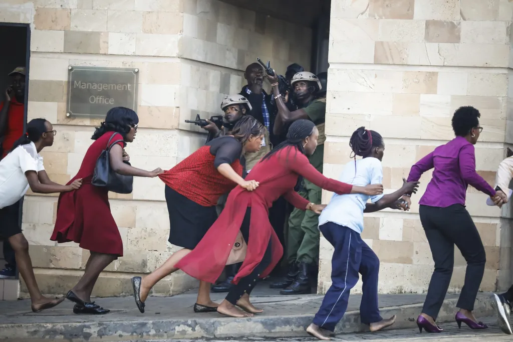 Nominace v sekci samostatná fotografie: Dai Kurokawa se snímkem Nairobi DusitD2 Hotel Attack (Útok na hotel Nairobi DusitD2). Ženy jsou evakuovány z luxusního hotelu a obchodního komplexu DusitD2 v Nairobi v Keni 15. ledna 2019. Důvodem byl teroristický útok somálské skupiny al-Šabáb, která na místě usmrtila 21 osob a 28 dalších těžce zranila