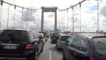 Vystěhovaní Romové zablokovali most v Bordeaux