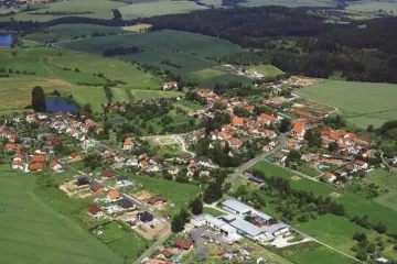 Obce a kraje loni hospodařily s miliardovými přebytky. Přesto málo investují, vadí Schillerové