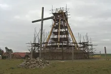 Vymodlenou kapli v Nesvačilce staví tesaři jen ze dřeva. Věřící se na ni složili