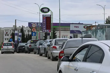 Rusko zakázalo export nafty, začne dovážet paliva, řekl vicepremiér