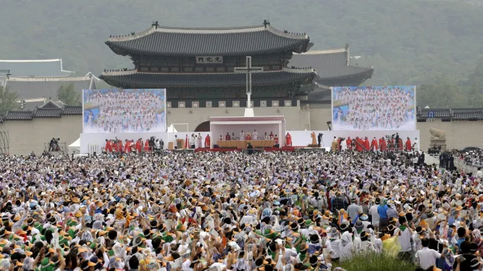 Papež František slouží mši pod širým nebem v Jižní Koreji