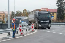 Na opravený most v Kolíně už mohou i kamiony. Jezdí se všemi čtyřmi pruhy