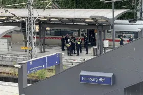 Po útoku nožem na nádraží v Hamburku je sedmnáct zraněných