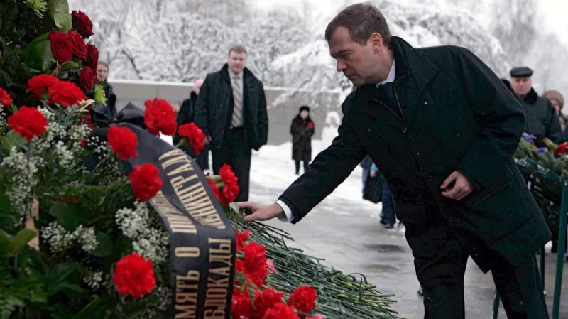 Ruský prezident Medveděv pokládá květiny na hrob padlých vojáků