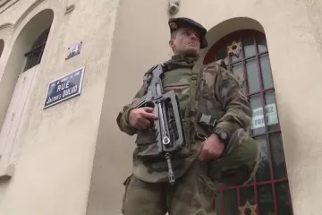 Francie zpřísnila bezpečnostní opatření na nejvyšší míru a povolala do měst další čtyři tisíce vojáků