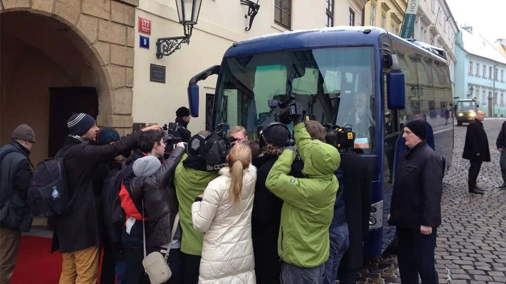 Ministři nové vlády cestovali po Praze autobusem