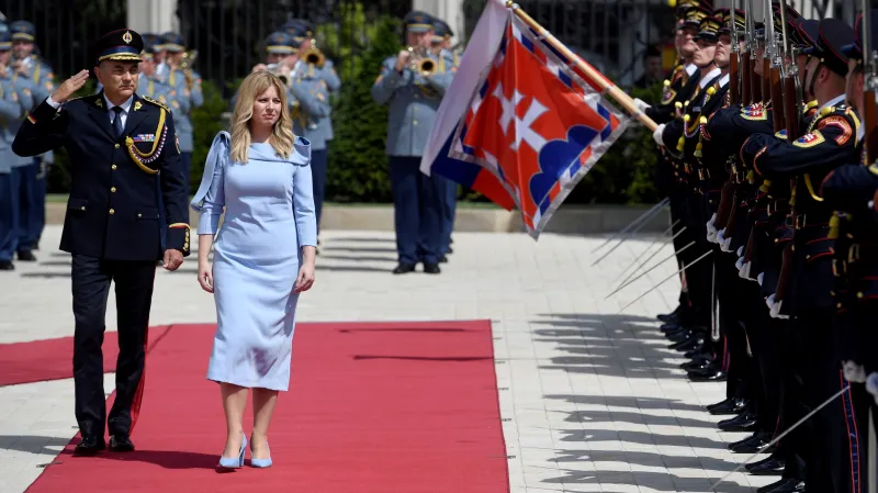 Čaputová absolvovala i první přehlídku čestné stráže