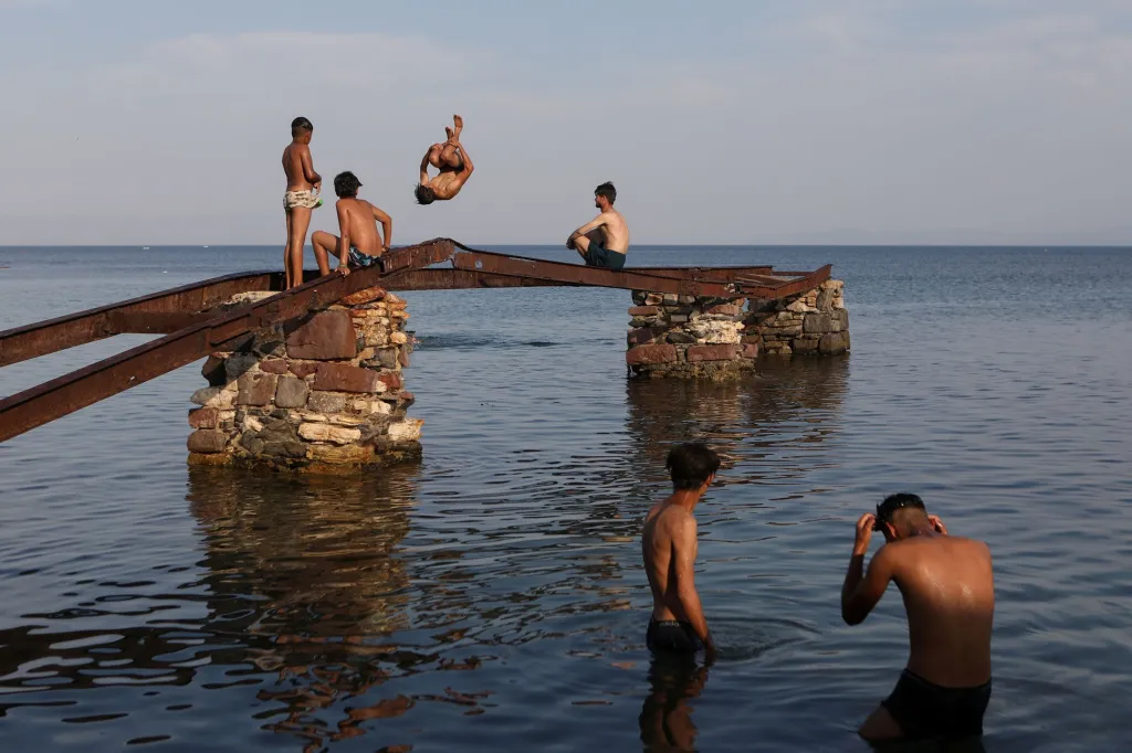 Pro mladé migranty z uprchlického tábora Moira na ostrově Lesbos je jedinou zábavou koupání v moři. Tábor minulý týden zcela shořel