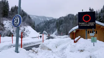 Silnici k obci Balderschwang policie uzavřela kvůli hrozícím lavinám