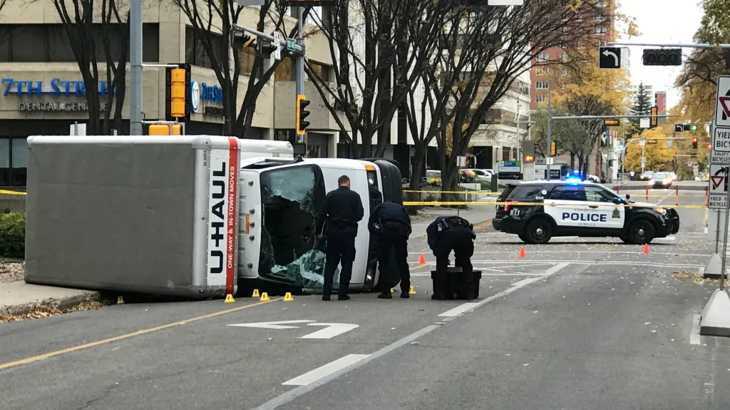 Zásah policie proti podezřelému v ulicích Edmontonu