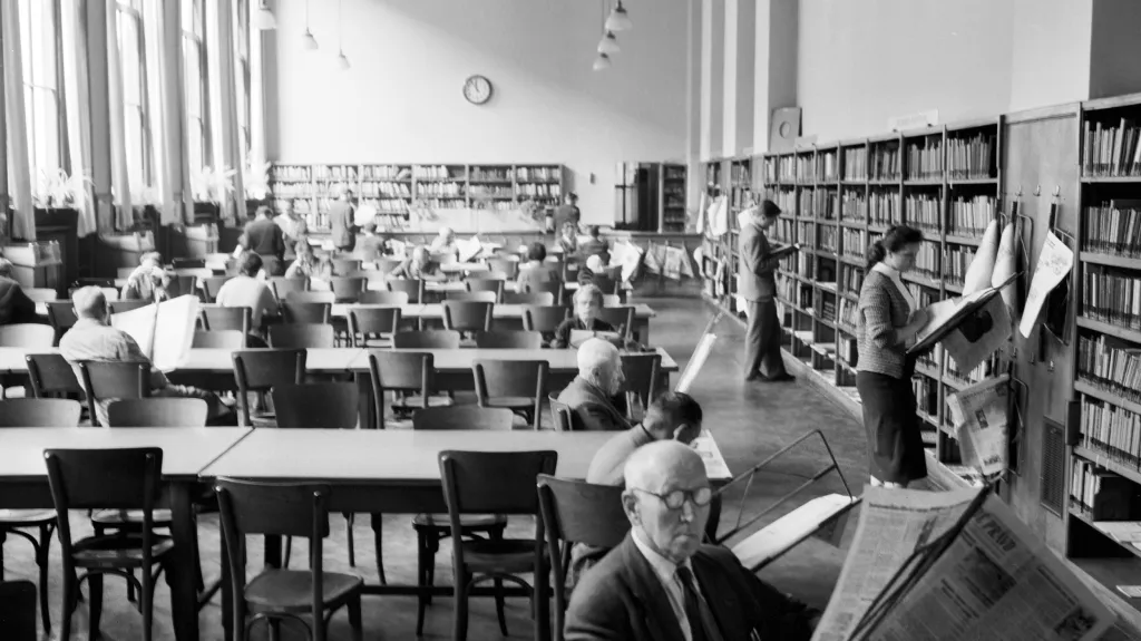 Čítárna Městské knihovny v roce 1959