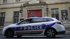 Policie před lyceem v Paříži