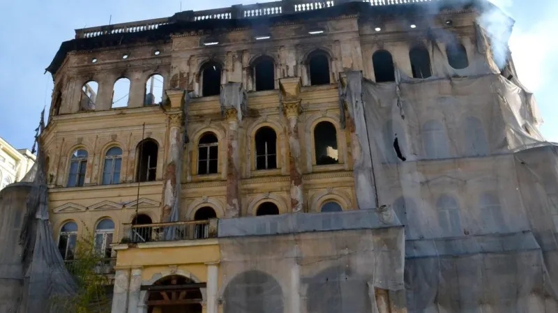 Oheň se dostal do všech pater, objekt je kompletně vyhořelý