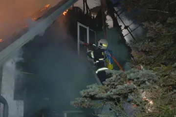 Na dobrovolného hasiče spadl strop v hořící roubence. Zraněním podlehl