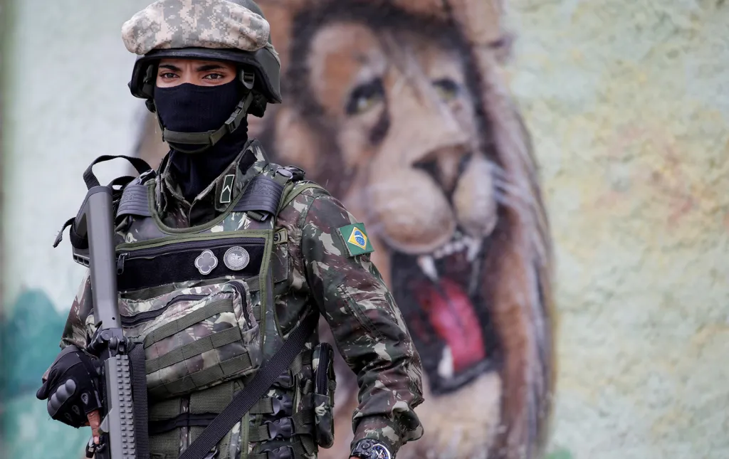 Člen ozbrojených sil hlídkuje během operace proti drogovým dealerům ve slumu Vila Alianca v Riu de Janeiro