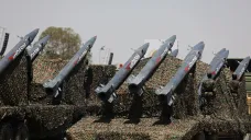 Rakety hútíů během vojenské přehlídky v Saná