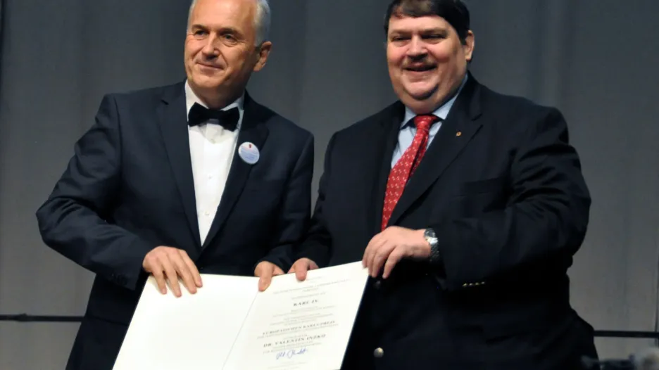Valentin Inzko převzal od předsedy Sudetoněmeckého krajanského sdružení Bernda Posselta cenu Karla IV.