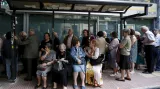 Řecko povolilo seniorům vybrat si z bank část jejich penzí
