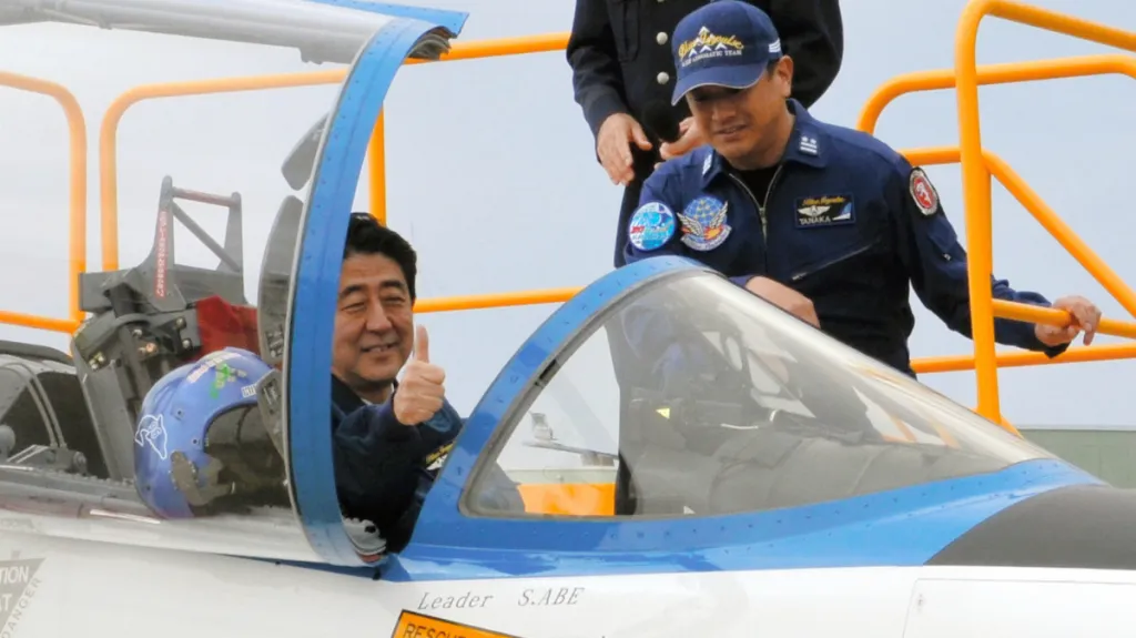 Šinzo Abe v letounu číslo 371