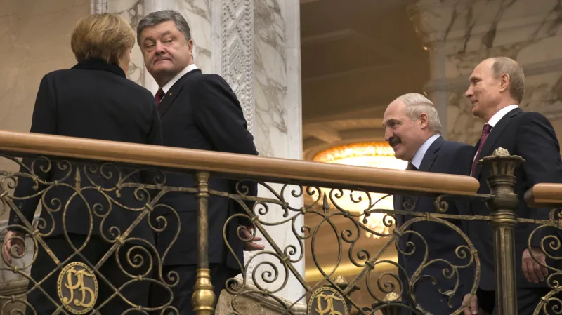 Merkelová, Porošenko, Lukašenko a Putin během přestávky na jednání v Minsku