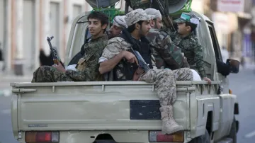 Šíitští povstalci hlídkují ve městě Saná