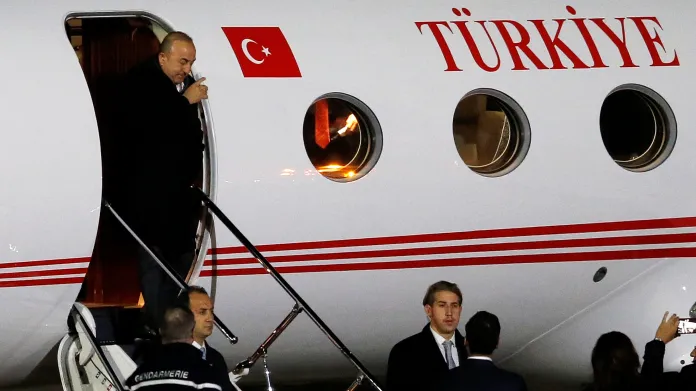 Turecký ministr zahraničí zamířil z Nizozemska do Francie