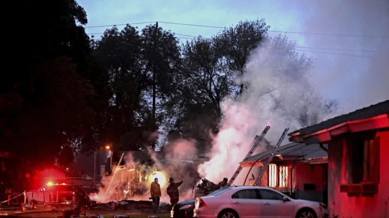 V Riverside se na obytné domy zřítilo malé letadlo