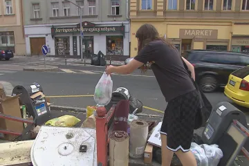 Kapacita popelnic přestává stačit. Ve městech u nich roste nepořádek