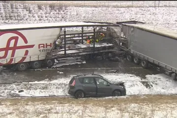 Kamion v plamenech, autobus v autech, šest aut v jedné hromadě. Ranní nehody zastavily tři dálnice