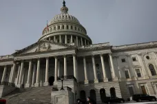 Američtí zákonodárci schválili financování části úřadů pro další měsíce