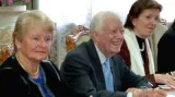 Skupina bývalých politiků v čele s Jamesem Carterem na jednání v KLDR