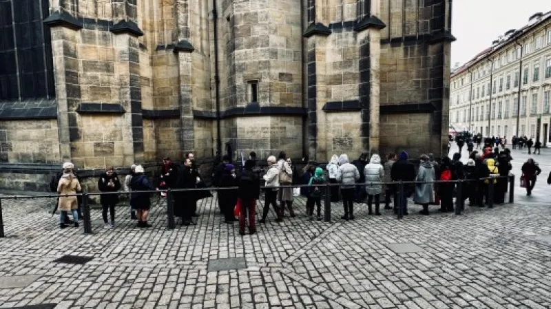 Zájemci o večerní Te Deum začínají tvořit frontu před zatím uzavřeným vstupem do katedrály sv. Víta.,  Autor: Dušan Šolc,  Zdroj: ČT24