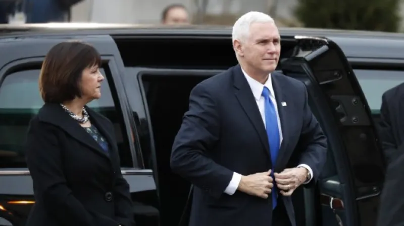 Příští viceprezident Mike Pence s manželkou Karen přijíždí k ranní mši do kostela sv. Jana