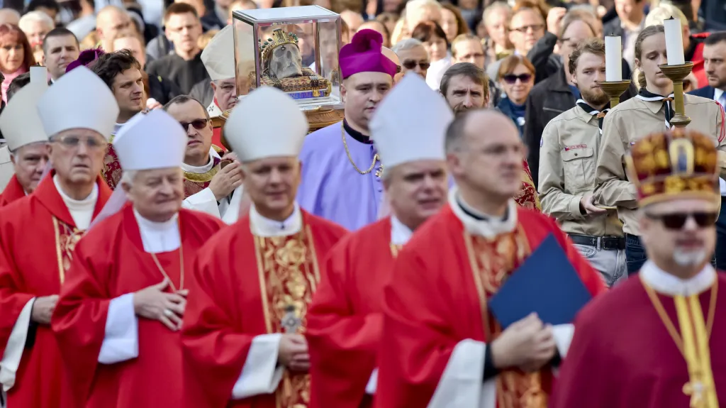 Procesí duchovních s lebkou svatého Václava