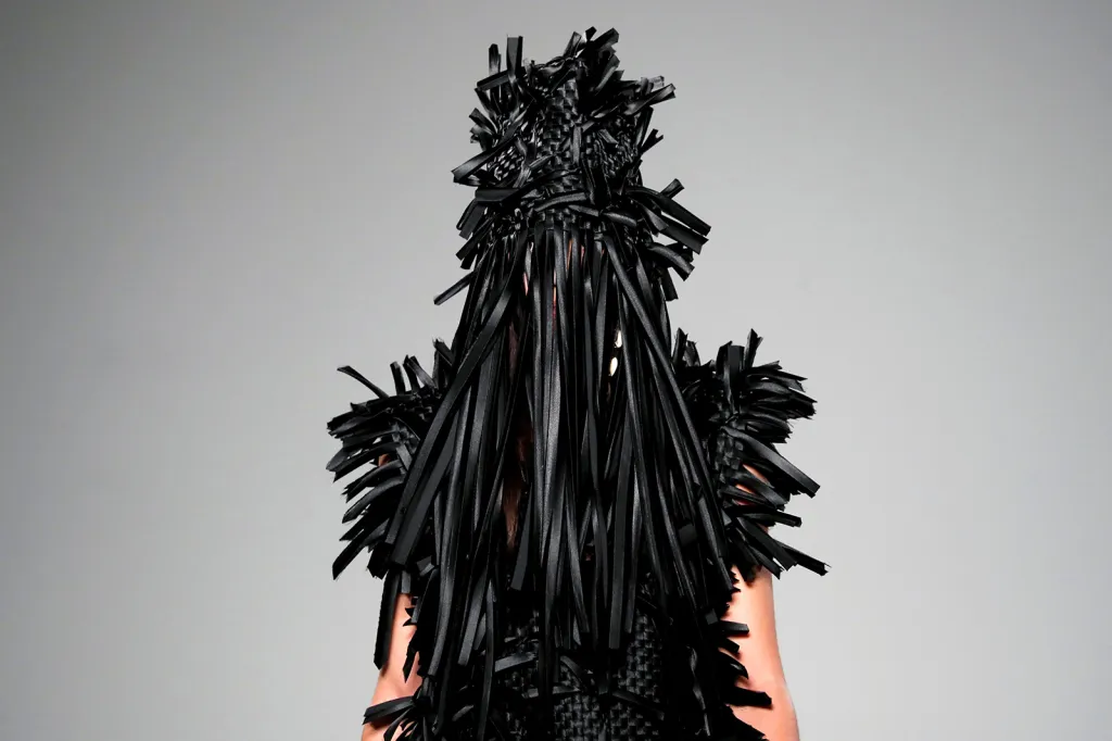 Modelka předvádí kreace designérky Christine Hyun Mi Nielsenové jako součást její módní kolekce pro Haute Couture Spring-Summer 2018 v Paříži