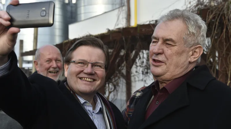 Zdeněk Škromach s Milošem Zemanem na zabijačce